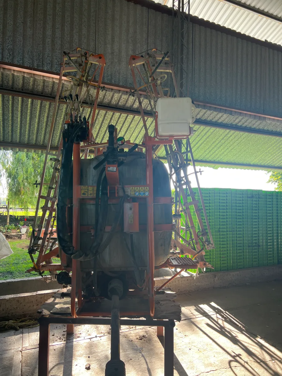 Maquinaria agrícola utilizada en campo